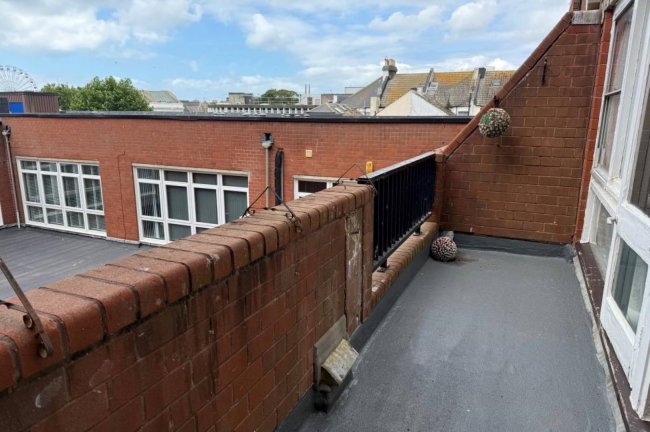 Flat 206 Guildbourne Court, Guildbourne Centre, Worthing, West Sussex, BN11 1LZ 5