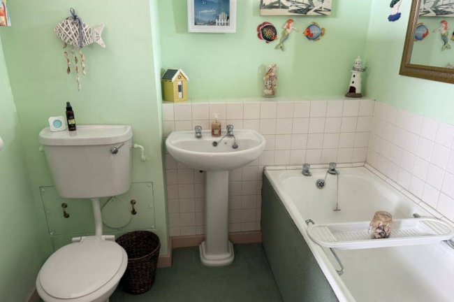 Flat 206 Guildbourne Court, Guildbourne Centre, Worthing, West Sussex, BN11 1LZ 5