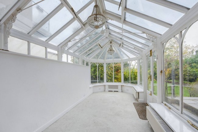 258 London Road, St Albans, Hertfordshire, AL1 1TJ 7