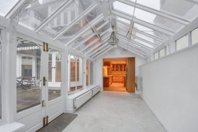 258 London Road, St Albans, Hertfordshire, AL1 1TJ 7