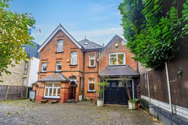 258 London Road, St Albans, Hertfordshire, AL1 1TJ 7