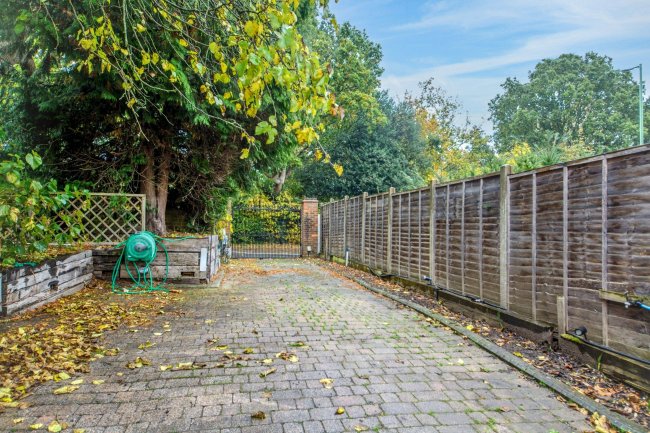 258 London Road, St Albans, Hertfordshire, AL1 1TJ 7