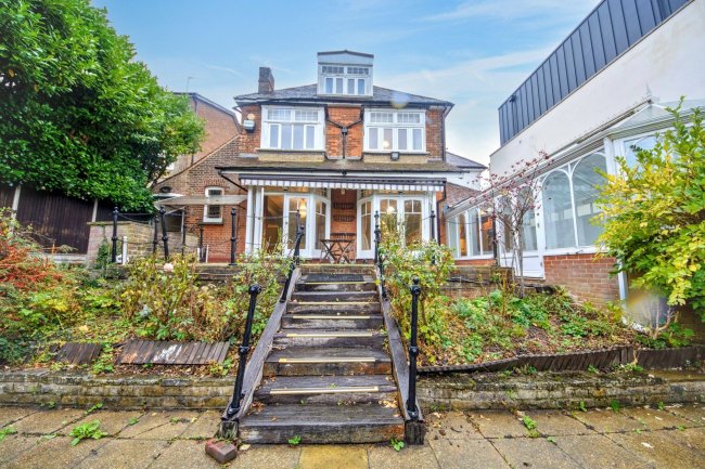 258 London Road, St Albans, Hertfordshire, AL1 1TJ 7