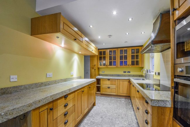 258 London Road, St Albans, Hertfordshire, AL1 1TJ 7