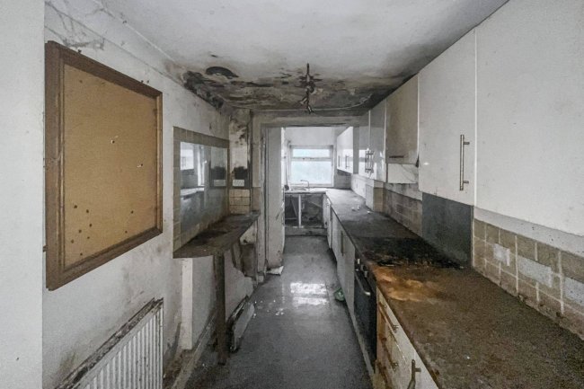 159 Kingston Road, Leatherhead, Surrey, KT22 7NX 9