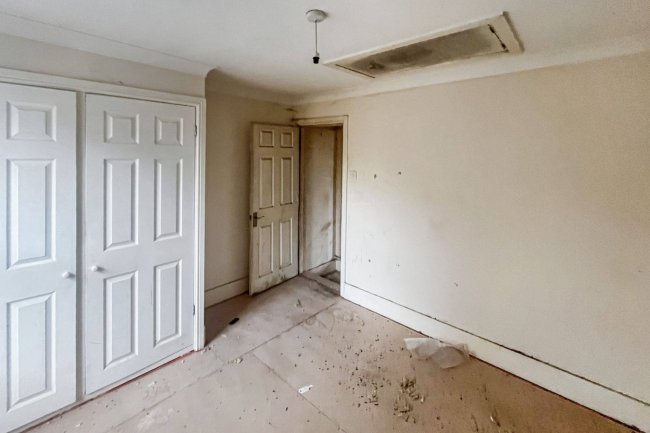 159 Kingston Road, Leatherhead, Surrey, KT22 7NX 9