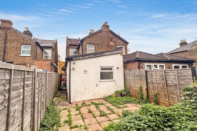 159 Kingston Road, Leatherhead, Surrey, KT22 7NX 9