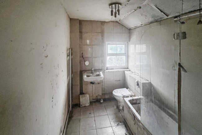 159 Kingston Road, Leatherhead, Surrey, KT22 7NX 9