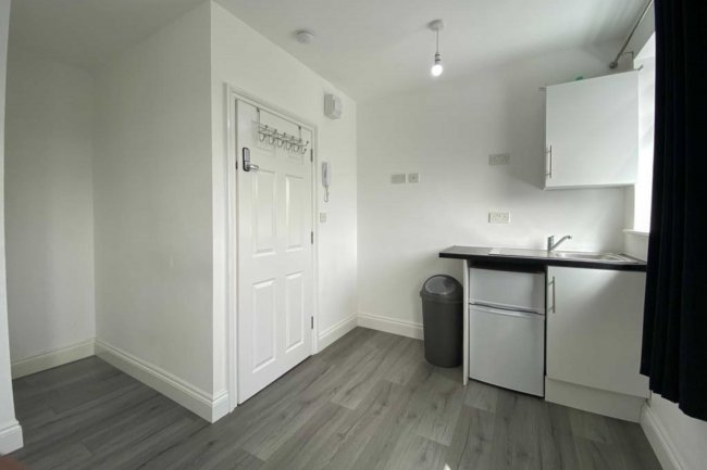 12 Sunningdale Avenue, Feltham, TW13 5JT 8