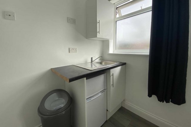 12 Sunningdale Avenue, Feltham, TW13 5JT 8