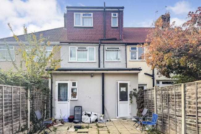 12 Sunningdale Avenue, Feltham, TW13 5JT 8