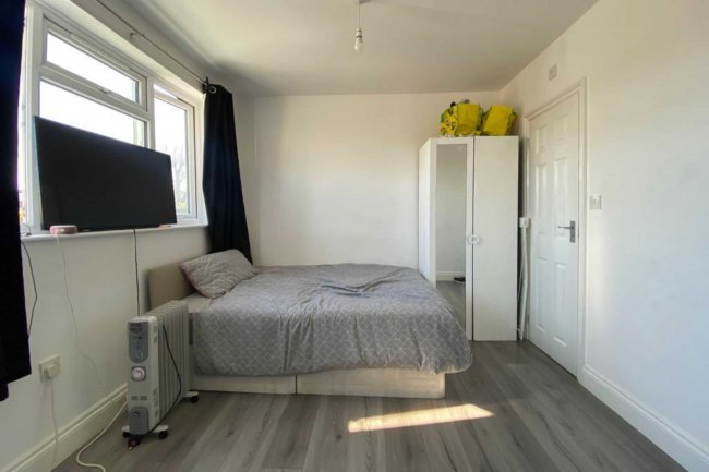 12 Sunningdale Avenue, Feltham, TW13 5JT 8