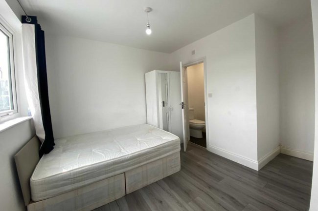 12 Sunningdale Avenue, Feltham, TW13 5JT 8