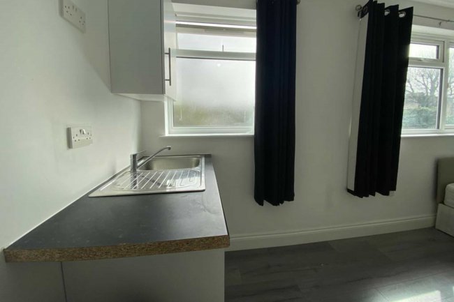 12 Sunningdale Avenue, Feltham, TW13 5JT 8