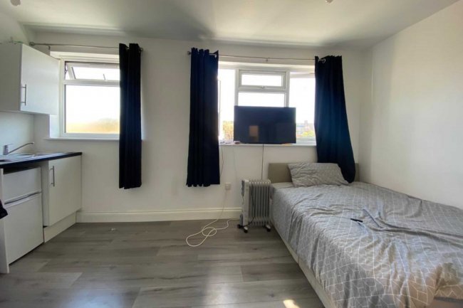 12 Sunningdale Avenue, Feltham, TW13 5JT 8