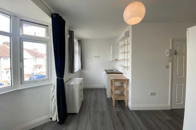 12 Sunningdale Avenue, Feltham, TW13 5JT 8