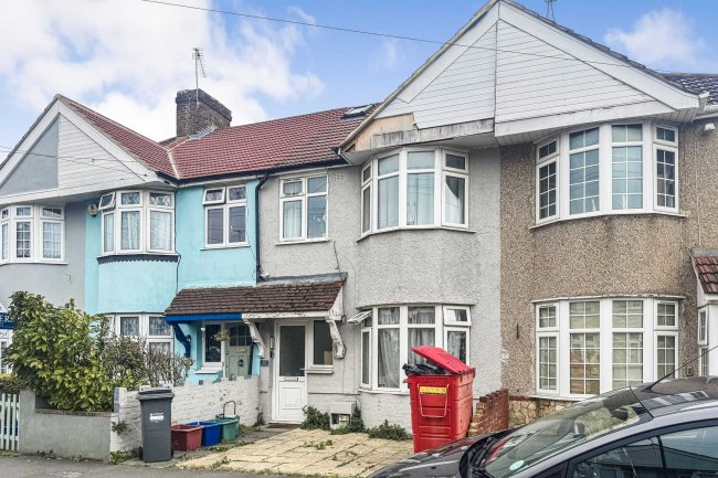 12 Sunningdale Avenue, Feltham, TW13 5JT 8