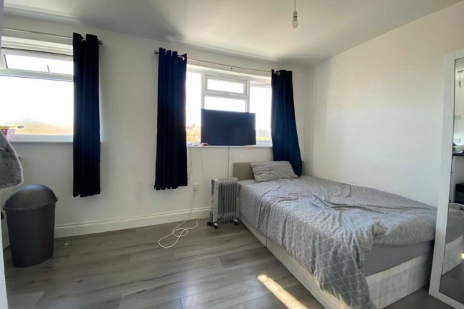 12 Sunningdale Avenue, Feltham, TW13 5JT 8