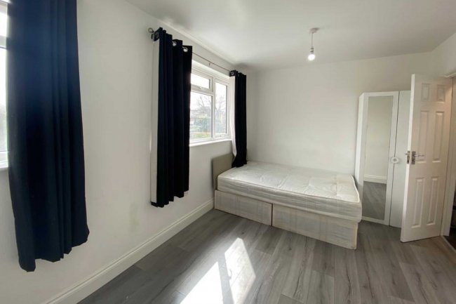 12 Sunningdale Avenue, Feltham, TW13 5JT 8