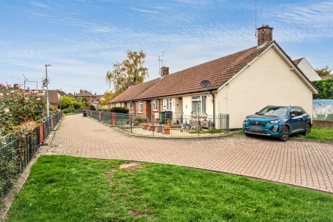 8 Honey Mead, Calne, Wiltshire, SN11 8BH 1