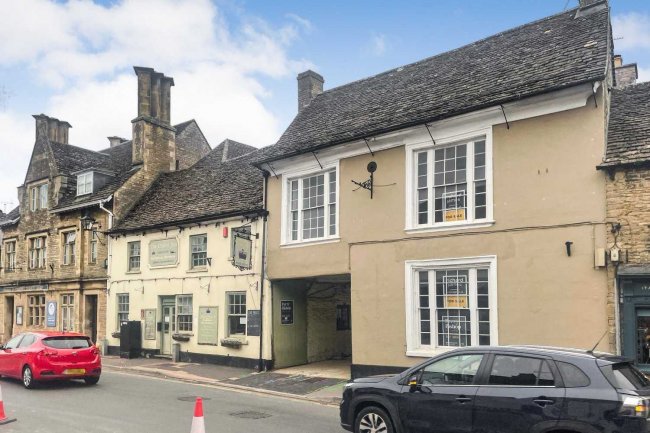 The Crown Inn, High Street, Lechlade GL7 3AE 62