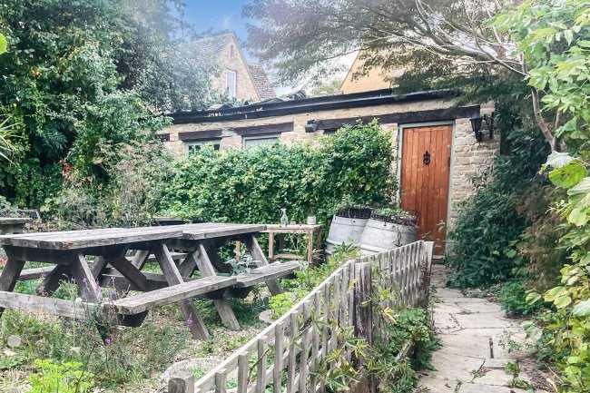 The Crown Inn, High Street, Lechlade GL7 3AE 62