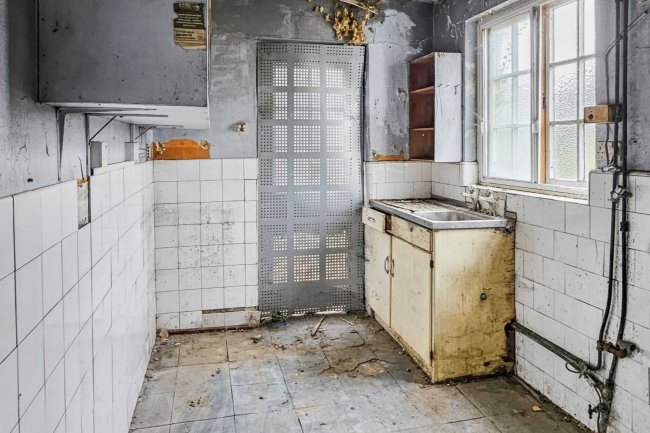 8 Crest Road, Brent, London NW2 7LU 9