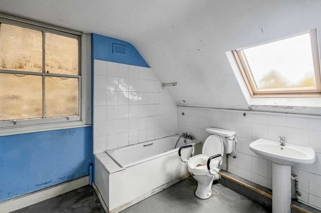 8A 8B & 8C Henderson Road, Wandsworth Common, London SW18 3RR 7