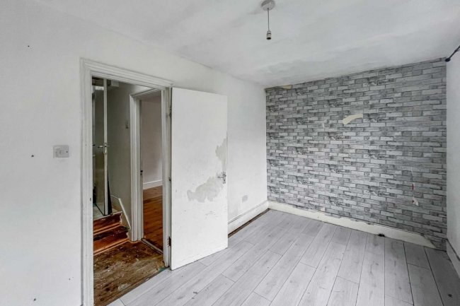 8A 8B & 8C Henderson Road, Wandsworth Common, London SW18 3RR 7