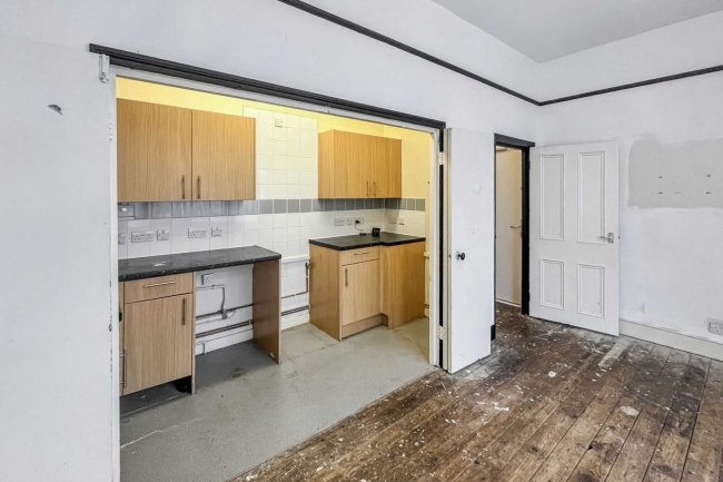 8A 8B & 8C Henderson Road, Wandsworth Common, London SW18 3RR 7