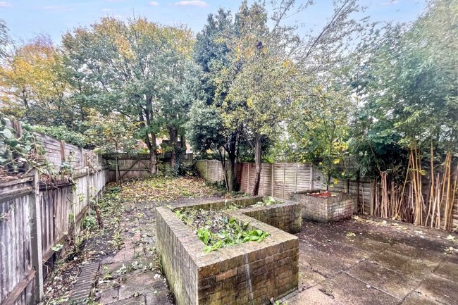 8A 8B & 8C Henderson Road, Wandsworth Common, London SW18 3RR 7