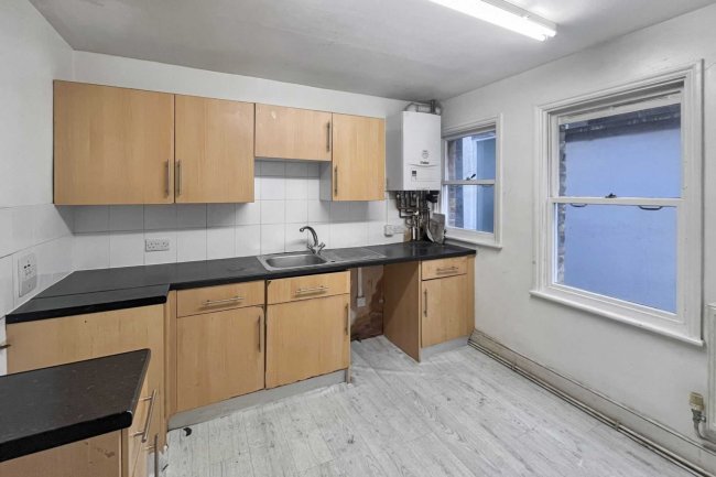 8A 8B & 8C Henderson Road, Wandsworth Common, London SW18 3RR 7