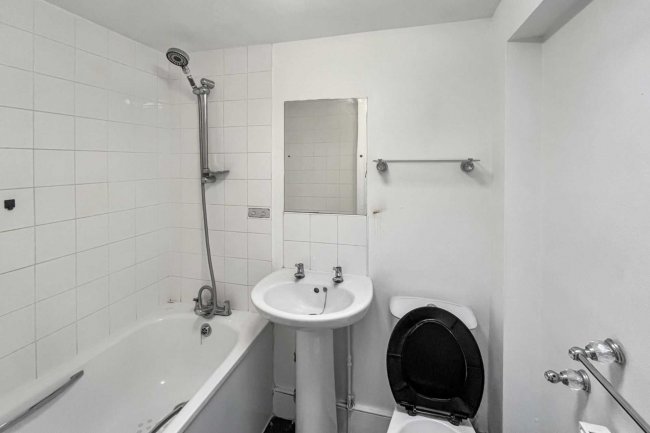 8A 8B & 8C Henderson Road, Wandsworth Common, London SW18 3RR 7