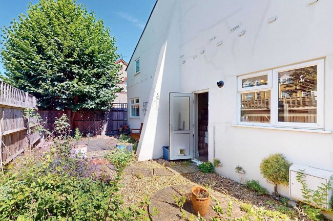 2 Thornbury Road, Isleworth TW7 4HG 25