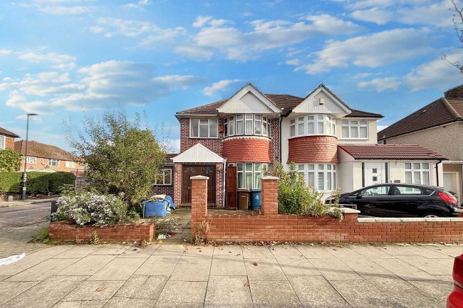 15 Glebe Avenue, Harrow HA3 9LG 7