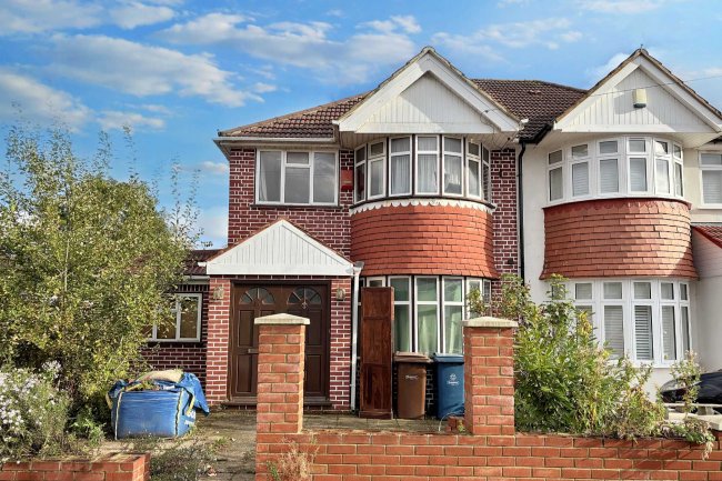 15 Glebe Avenue, Harrow HA3 9LG 7