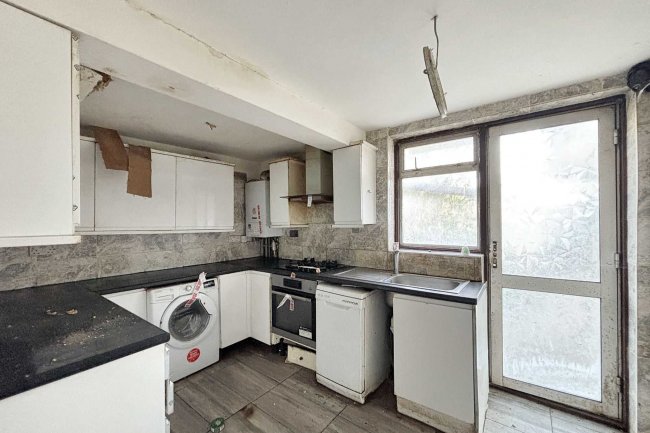 15 Glebe Avenue, Harrow HA3 9LG 7