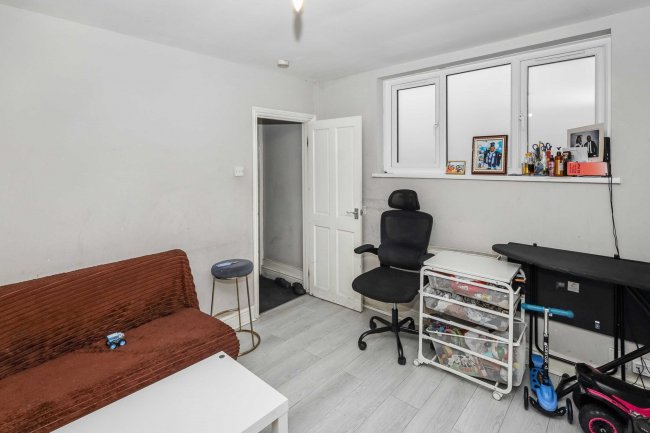 1A Goodmayes Lane, Ilford, Essex, IG3 9PB 5