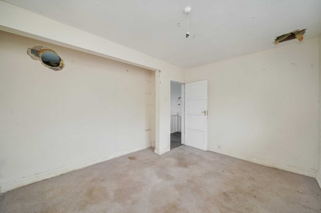 15 Monarch Close, Feltham TW14 8BB 5