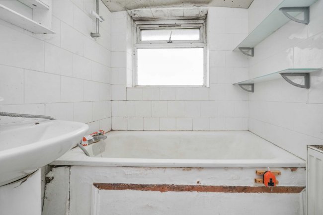 15 Monarch Close, Feltham TW14 8BB 5