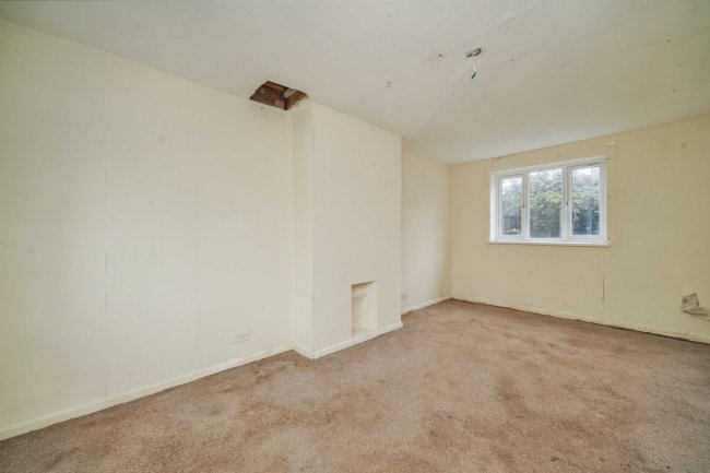 15 Monarch Close, Feltham TW14 8BB 5