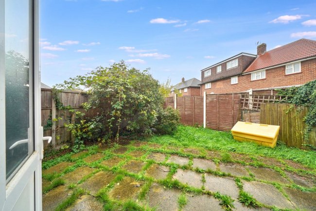 15 Monarch Close, Feltham TW14 8BB 5