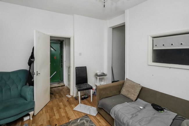 69 Town Road London, N9 0SJ 2