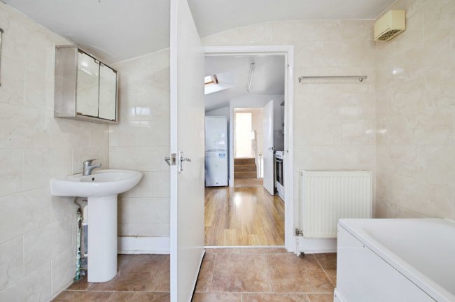 69 Town Road London, N9 0SJ 2