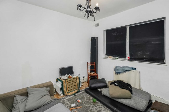 69 Town Road London, N9 0SJ 2