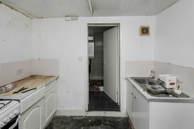 69 Town Road London, N9 0SJ 2