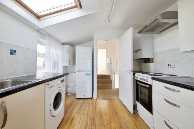 69 Town Road London, N9 0SJ 2