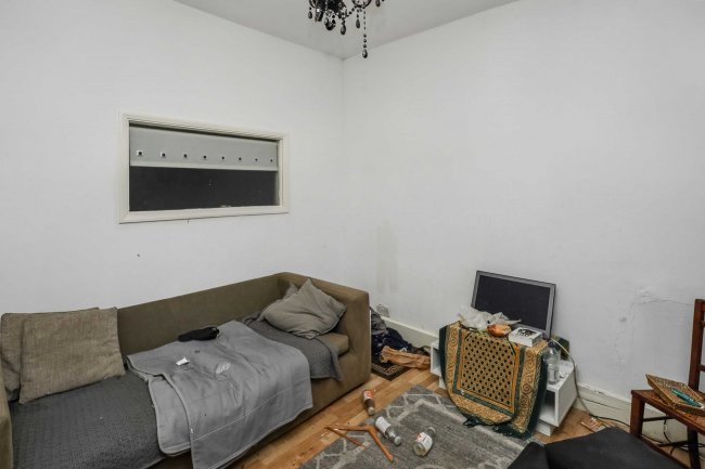 69 Town Road London, N9 0SJ 2