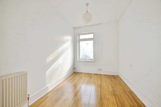 69 Town Road London, N9 0SJ 2