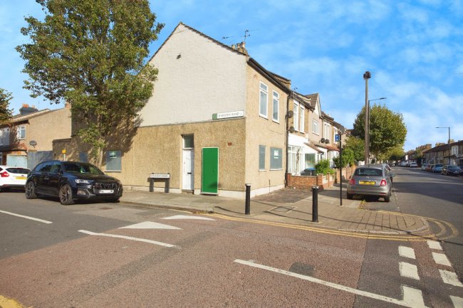 69 Town Road London, N9 0SJ 2